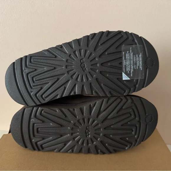 UGG Adri Classic Mini Suede Fur Lined Zip Boot. Boy. Girl. Unisex. Size: 4 - Picture 9 of 12